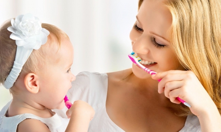 Как правильно чистить зубы ребенку в 1 год, 2 года